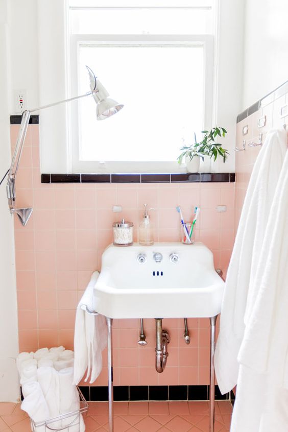 50s-pink-vintage-bathroom